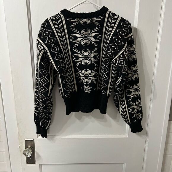 Black and White vintage Patterned Women's Sweater - Picture 4 of 4
